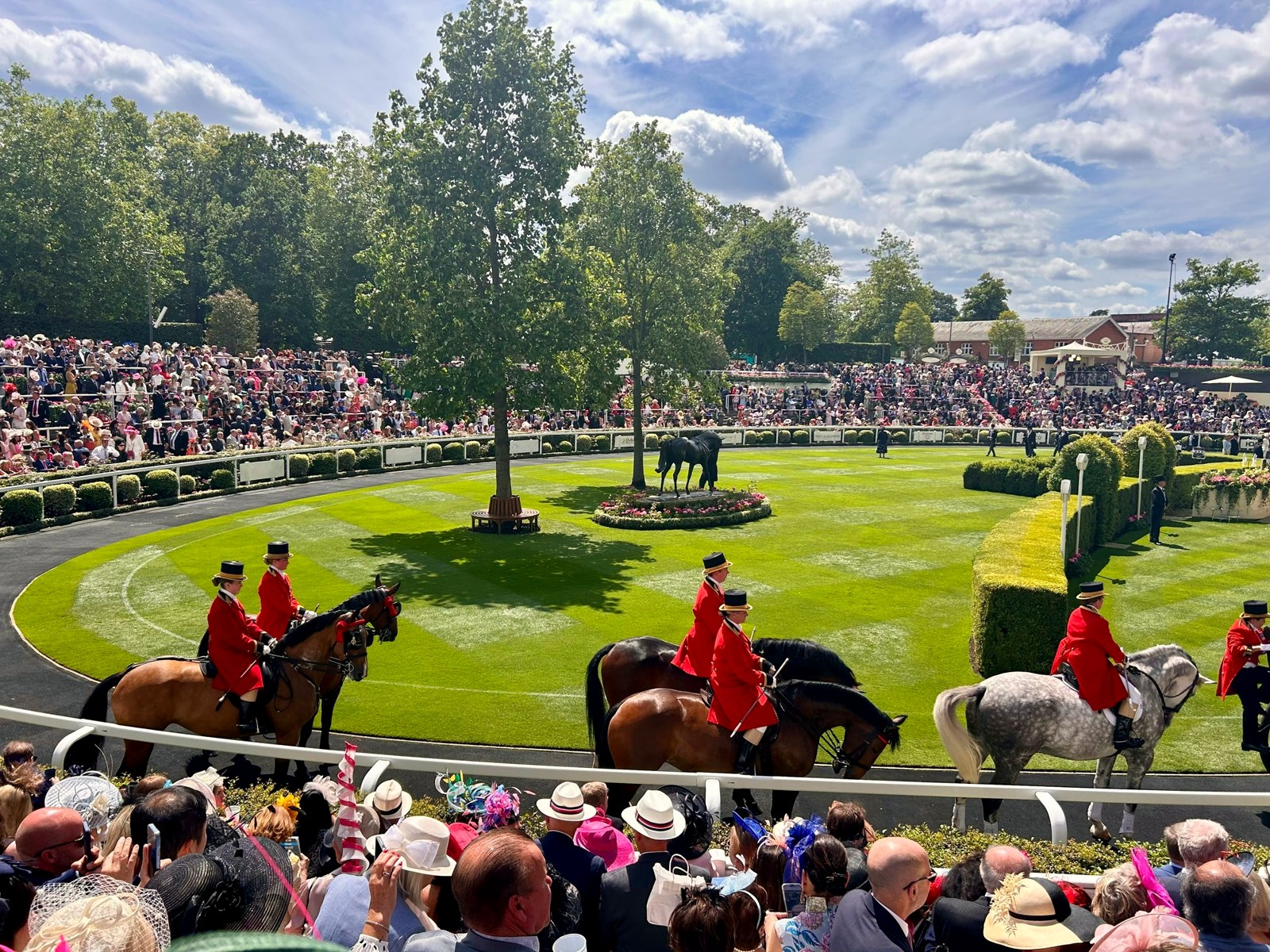 Rond de présentation d'un hippodrome un jour de course